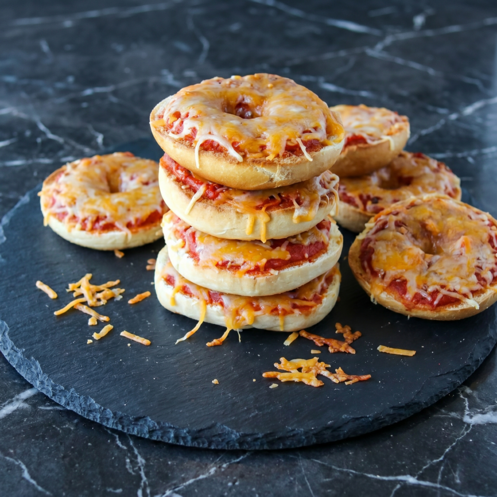 Pizza Bagels (Bagel Meets Pizza in 10 Minutes)